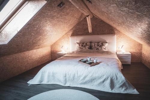 ein Schlafzimmer mit einem Bett und einem Tablett darauf in der Unterkunft Hiska Ulala in Dob