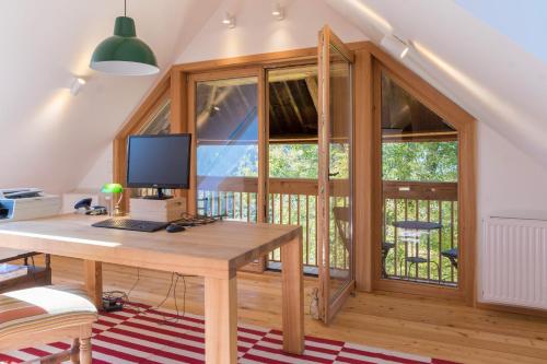 an office with a desk with a computer on it at Charmante Gästewohnung in altem Bauernhaus in alpiner Alleinlage in Stanz Im Murztal
