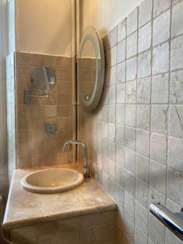 Un baño de Suite Royale- SPA - Jacuzzi - Sauna - Massage - 2 Double Rooms - 4 SAISONS - Piscine Chauffée Toute l'année - POOL VIEW - Heated POOL -800m City Centre