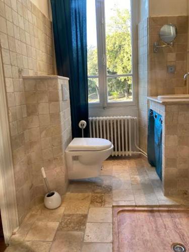 Un baño de Suite Royale- SPA - Jacuzzi - Sauna - Massage - 2 Double Rooms - 4 SAISONS - Piscine Chauffée Toute l'année - POOL VIEW - Heated POOL -800m City Centre