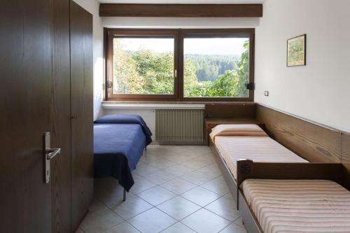 um quarto com duas camas e uma janela em Holiday Home Falzes em Falzes