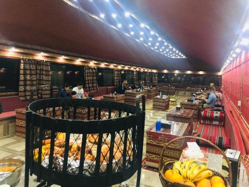 una vista del comedor de un restaurante en Desert shine camp, en Wadi Rum