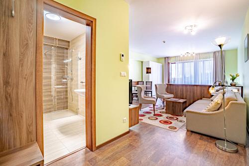 sala de estar con sofá y baño en Studio A205 Hrebienok resort Starý Smokovec with garage en Stary Smokovec