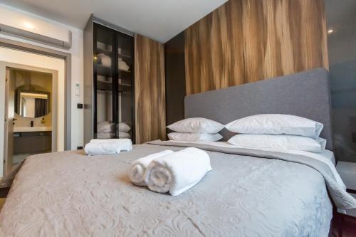 - une chambre avec un grand lit et des serviettes dans l'établissement Villa Braga a5, à Baška Voda