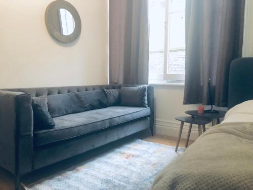 En eller flere senge i et værelse på The Courtfield Plaza