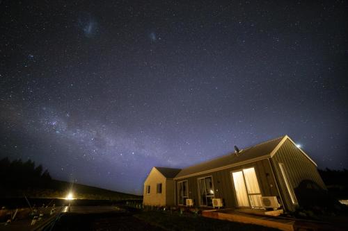 una cabaña bajo un cielo estrellado por la noche en Skyrim Lodge en Lake Tekapo