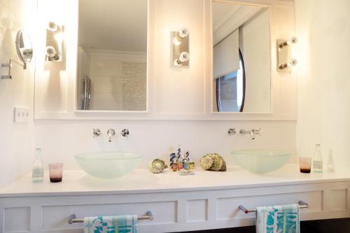 a bathroom with two sinks and a mirror at Casa Anamaria Hotel in Ollers