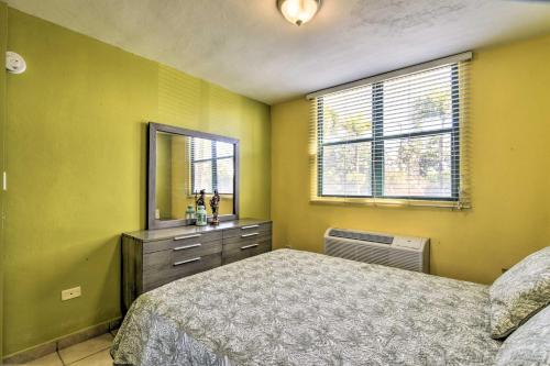 Ein Bett oder Betten in einem Zimmer der Unterkunft Aquatika Resort Condo with Private Beach Access!