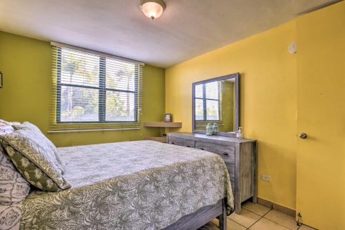 Ein Bett oder Betten in einem Zimmer der Unterkunft Aquatika Resort Condo with Private Beach Access!
