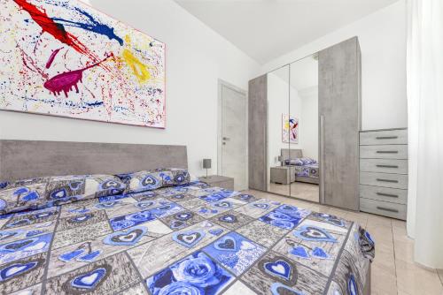 1 dormitorio con 1 cama y una pintura en la pared en Casa da Suite Lukema en Milán