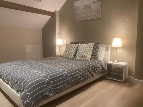 Modern Living tesisinde bir odada yatak veya yataklar