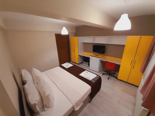 een slaapkamer met een bed en een bureau. bij Moda Hotel in Kırklareli