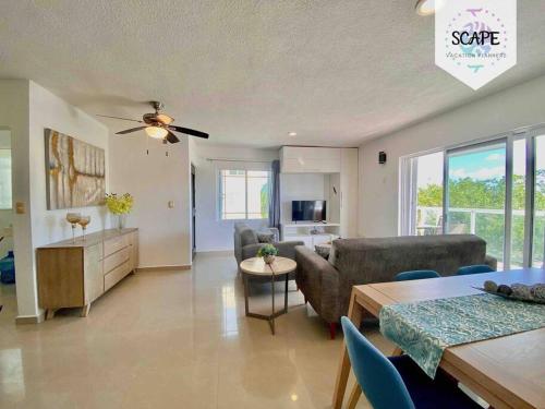 a living room with a couch and a table at Lindo y Acogedor Departamento con todo lo necesario in Cancún