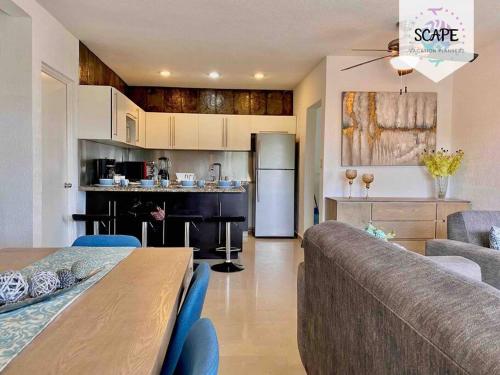 a living room and kitchen with a table and a couch at Lindo y Acogedor Departamento con todo lo necesario in Cancún
