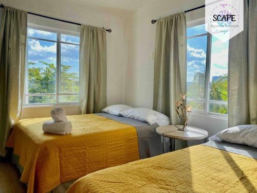 a bedroom with two beds and a window at Lindo y Acogedor Departamento con todo lo necesario in Cancún
