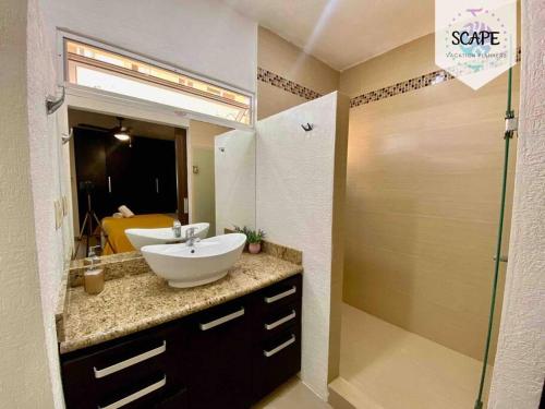 a bathroom with a sink and a shower at Lindo y Acogedor Departamento con todo lo necesario in Cancún
