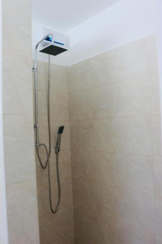 a shower with a shower head in a bathroom at Neue Villa TROPIC PARADISE in Willemstad