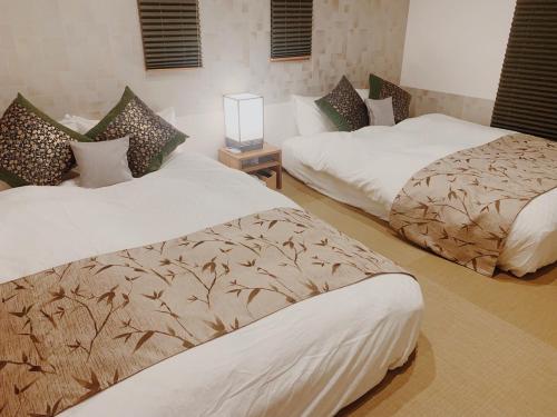two beds in a hotel room at Ixyz杜 in Nagoya