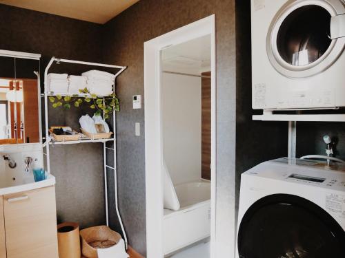 a laundry room with a washing machine and a washer at Ixyz杜 in Nagoya