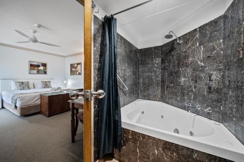Kylpyhuone majoituspaikassa Oasis Inn Ulladulla