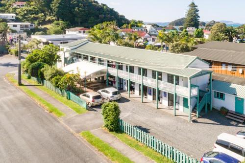 an aerial view of a building with cars parked outside at Bay of Islands Lodge in Paihia