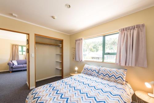 a bedroom with a bed and a window at Bay of Islands Lodge in Paihia