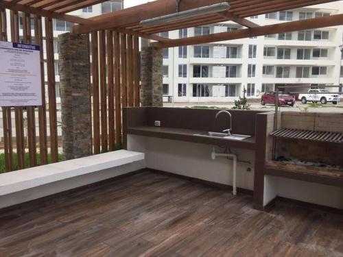 Departamento de descanso frente al mar في لا سيرينا: مطبخ مع حوض ونافذة كبيرة