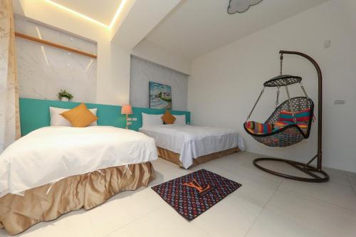 a room with two beds and a hanging swing at Enjoy the Lift in Ch'ing-shui