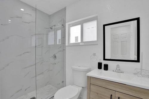 uma casa de banho com um chuveiro, um WC e um lavatório. em CryptoCabana em Miami