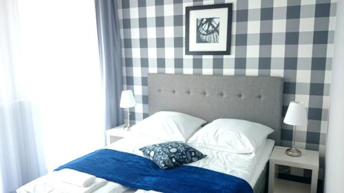 1 dormitorio con 2 almohadas en Willa Długa No. 4 Bed & Breakfast, en Gdynia