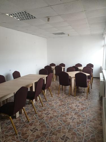 una fila de mesas y sillas en una habitación en Casa Patricia, en Lupeni