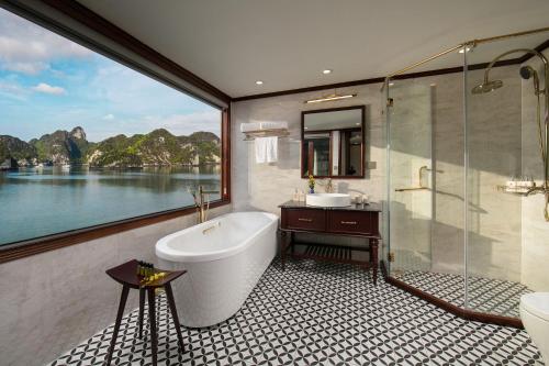 Phòng tắm tại Heritage Cruises Binh Chuan Cat Ba Archipelago