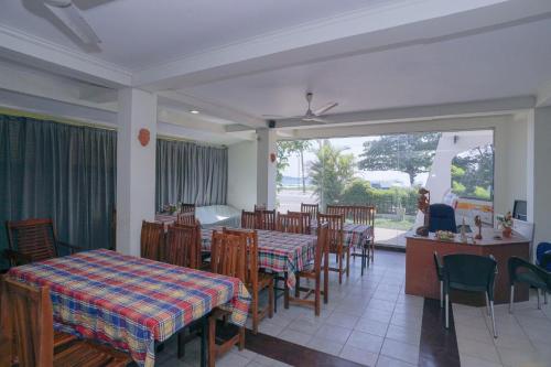 En restaurant eller et andet spisested på Agra Lanka Beach Resort