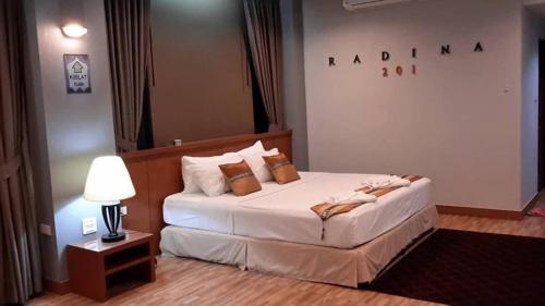 Ένα ή περισσότερα κρεβάτια σε δωμάτιο στο Radina Residence