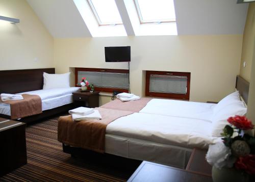Säng eller sängar i ett rum på Hotel Aviator Kielce