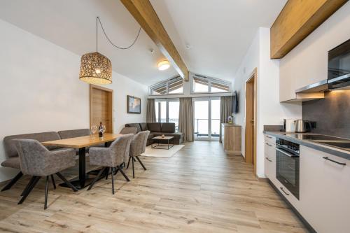 a kitchen and dining room with a table and chairs at Appartement Tauernblick Radstadt in Radstadt