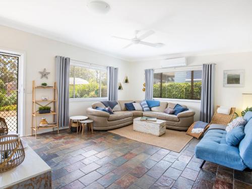 Χώρος καθιστικού στο Roskell Retreat Pet Friendly 5 Mins Walk to Beach