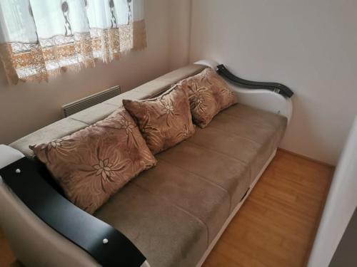 un divano con cuscini in una stanza di Apartmani Nedeljkovic Brzece Kopaonik a Brzeće