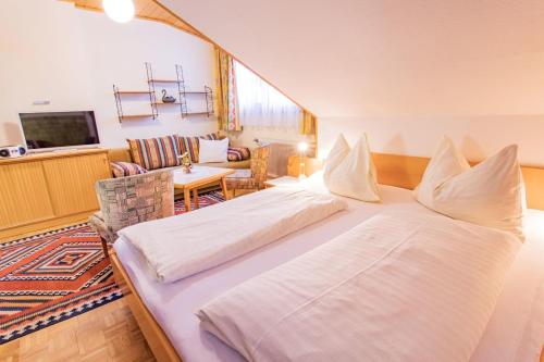 een slaapkamer met een groot bed en een woonkamer bij City Life 6 by Alpenidyll Apartments in Schladming