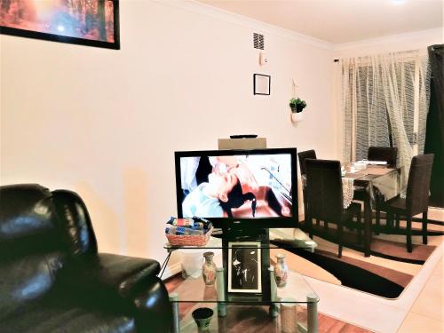 Μια τηλεόραση ή/και κέντρο ψυχαγωγίας στο 2BR luxury house in Piccadilly