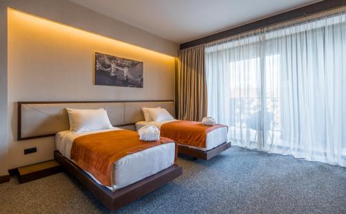 Llit o llits en una habitació de Bridge Hotel