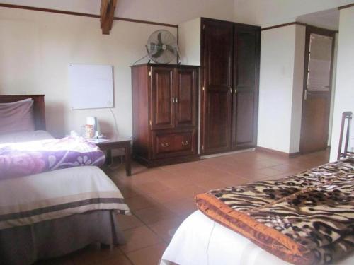 Katil atau katil-katil dalam bilik di The Woodsman Bed and Breakfast