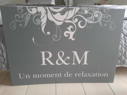 a sign for a room with the text remm in monument de relaxation at R&M un moment de relaxation in Wardrecques