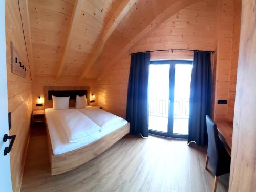 A bed or beds in a room at Alpenchalets Nassfeld