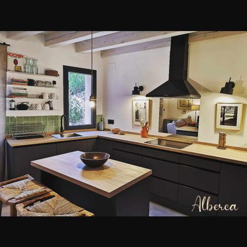 a kitchen with a sink and a counter top at La Alberca Casa con jardín y piscina in Tenzuela