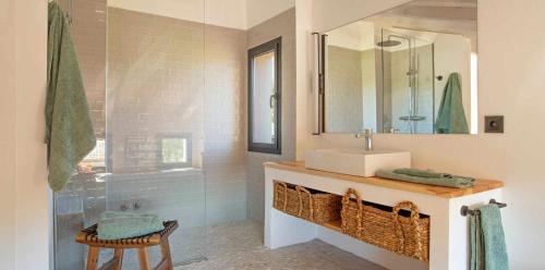 La salle de bains est pourvue d'un lavabo et d'un miroir. dans l'établissement La Alberca Casa con jardín y piscina, à Tenzuela