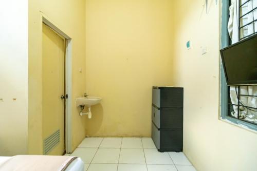 雅加達的住宿－KoolKost @ Rawasari (Minimum Stay 30 Nights)，客房内设有带水槽和卫生间的浴室