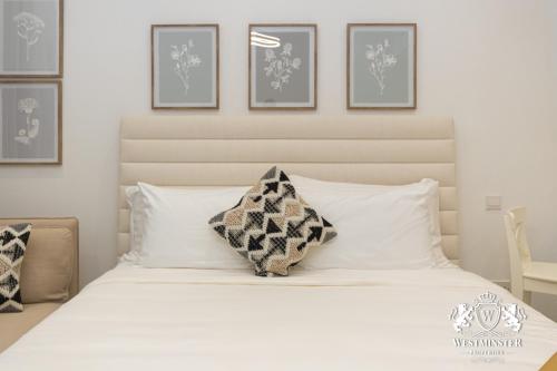 Una cama blanca con dos almohadas encima. en Westminster Burj Al Nujoom en Dubái