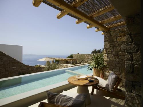 Collini Suites & Villas Mykonos tesisinde veya buraya yakın yüzme havuzu