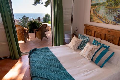 sypialnia z łóżkiem i widokiem na ocean w obiekcie VILLA BINIBECA LIFE w mieście Binibeca